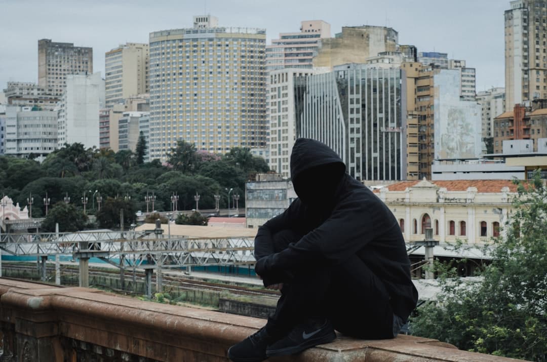 découvrez l'adrénaline de l'exploration urbaine : vins, photos et histoires cachées des lieux abandonnés ou méconnus. plongez dans un univers fascinant où chaque bâtiment raconte son histoire.