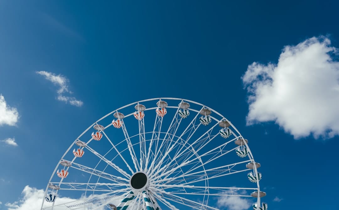 découvrez nos visites guidées captivantes qui vous plongent au cœur des sites emblématiques. profitez d'une expérience immersive avec des guides experts, partageant anecdotes et histoires fascinantes. parfait pour les passionnés d'histoire et de culture souhaitant explorer en profondeur chaque destination.