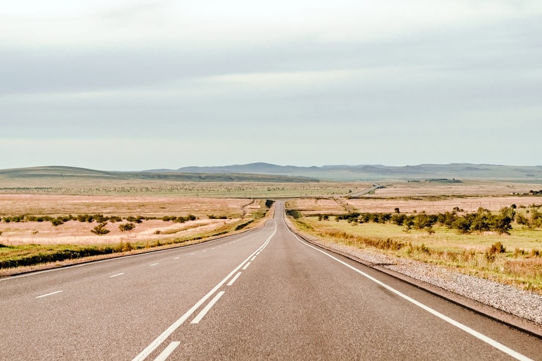 découvrez les plus belles routes panoramiques qui vous emmènent à travers des paysages à couper le souffle. parfait pour les amateurs de nature et d'aventure, ces itinéraires pittoresques offrent une expérience inoubliable sur route.